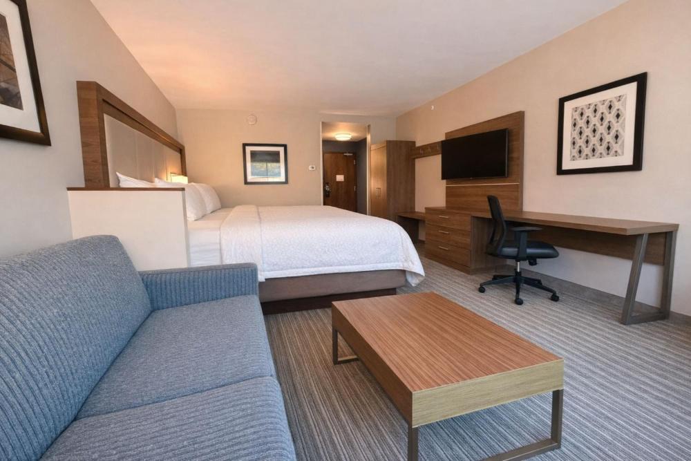 Suite with Mobility Accessible Tub - Non-Smoking interior